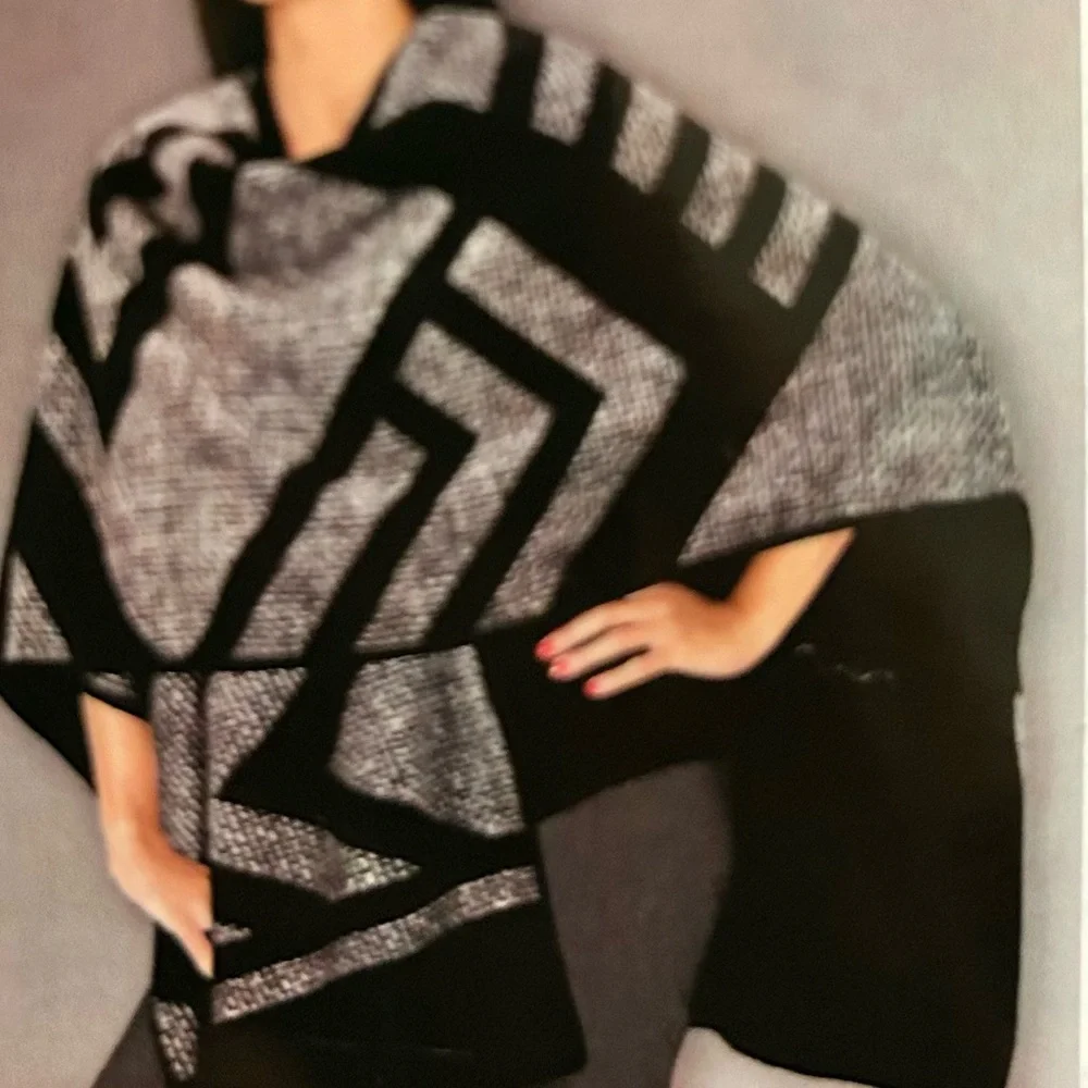 Black and Gray Geometric Reversible Wrap